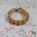 Bracelet Soleil monté avec des facettes en verre de bohème aux couleurs Topaze AB à laquelle s’ajoute des perles rondes nacrées Gold et Maron où elles s’entrelacent avec les rocailles Dorées satinées